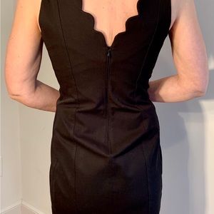 Banana Republic sleeveless dress with v neck scalloped neckline.